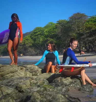 chicas surfista con prendas para surfear